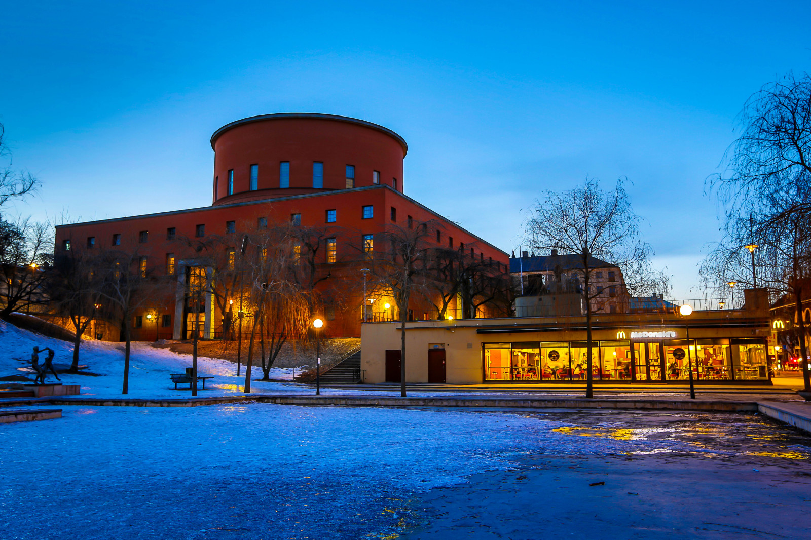 město, panoráma města, noc, architektura, voda, budova, odraz, nebe, sníh, zima, Dům, hotel, modrý, led, večer, ráno, město, Stockholm, Švédsko, soumrak, zmrazení, Sverige, majetek, světlo, mrak, strom, centrum, svítání, architektura, stadsbibliotek, náměstí, domů, mezník, panské sídlo, architekt, během dne, fasáda, urban area, turistická atrakce, počítač tapeta, obytný prostor, nemovitost, veřejná knihovna, arkitekt, Gunnarasplund