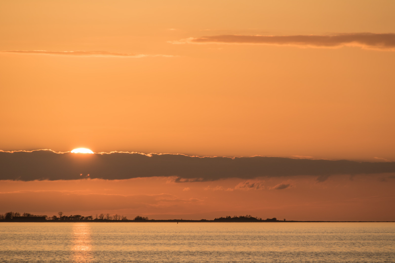 západ slunce, moře, záliv, jezero, voda, odraz, nebe, svítání, večer, ráno, pobřeží, slunce, horizont, soumrak, mrak, svítání, oceán, nebe, solnedg ng, vatten, fiskehoddorna, hav, h llviken, jezero, atmosférický jev, odlesk, červená obloha v dopoledních hodinách