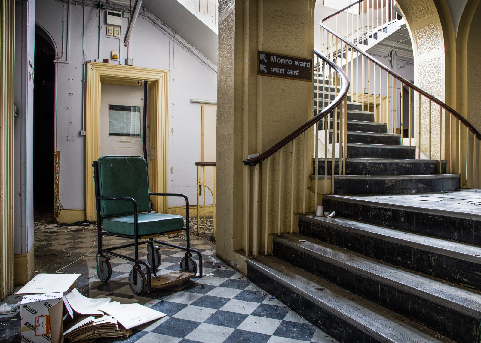 světlo, Anglie, městský, detail, Londýn, UMĚNÍ, dějiny, opuštěný, čáry, kov, kámen, architektura, schody, Kánon, budovy, NEMOCNICE, šílený, Evropa, náladový, barvy, stíny, patro, podlaha, dno, akce, invalidní vozík, strach, městský život, strašidelný, textury, Krveprolití, historický, mileend, voní, omšelý, nemoc, eastlondon, cityview, pacienti, adrenalin, mentalhome, 550D, 1585, stclementshospital, anawesomeshot, 1585mm