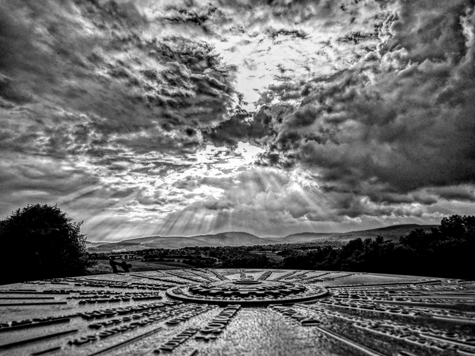 luce del sole, paesaggio, monocromo, natura, cielo, fotografia, sera, mattina, orizzonte, atmosfera, Gwent, Galles, Newport, bianco e nero, nube, raggi, albero, punto di vista, oscurità, i raggi del sole, sfondo del computer, bianco e nero, fotografia in bianco e nero, fenomeno meteorologico, fenomeno, crepuscolare, alltyryn, monmouthshire, stock photography