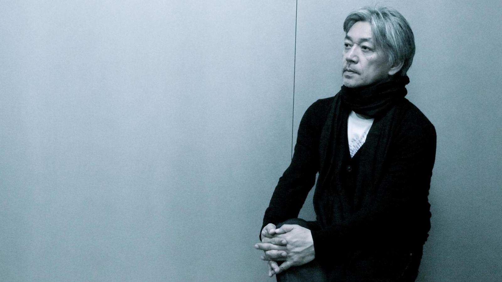 ryuichi sakamoto, oud, grijze haren, kom tot rust, kijken