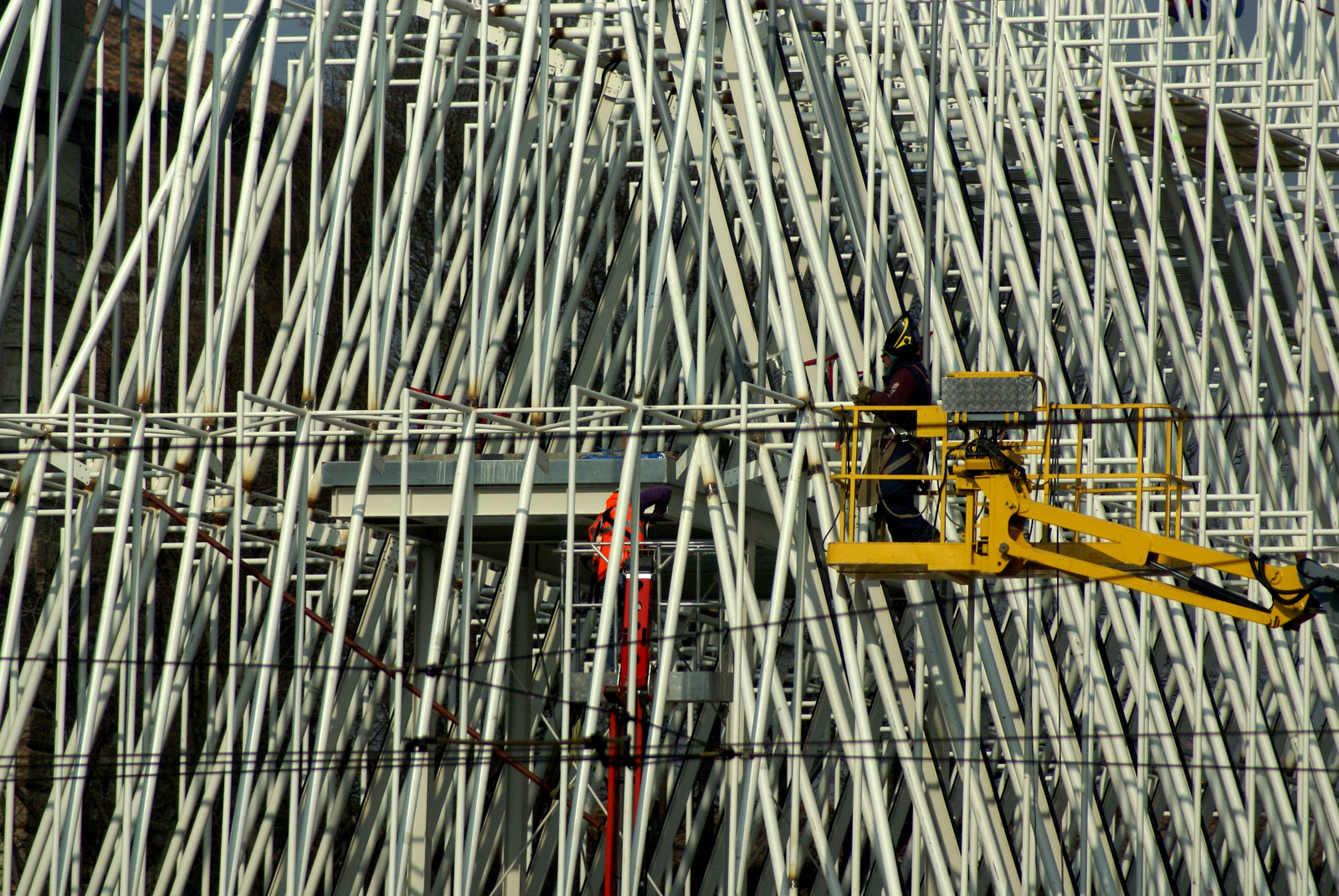 lidé, bílý, abstraktní, dřevo, žlutý, oranžový, Sony, čáry, plot, práce, dráty, jeřáby, elektřina, lešení, UMĚNÍ, stíny, železo, vzory, konstrukce, dSLR, stožár, dráha, opakování, 75300, elektrické vedení, vertikály
