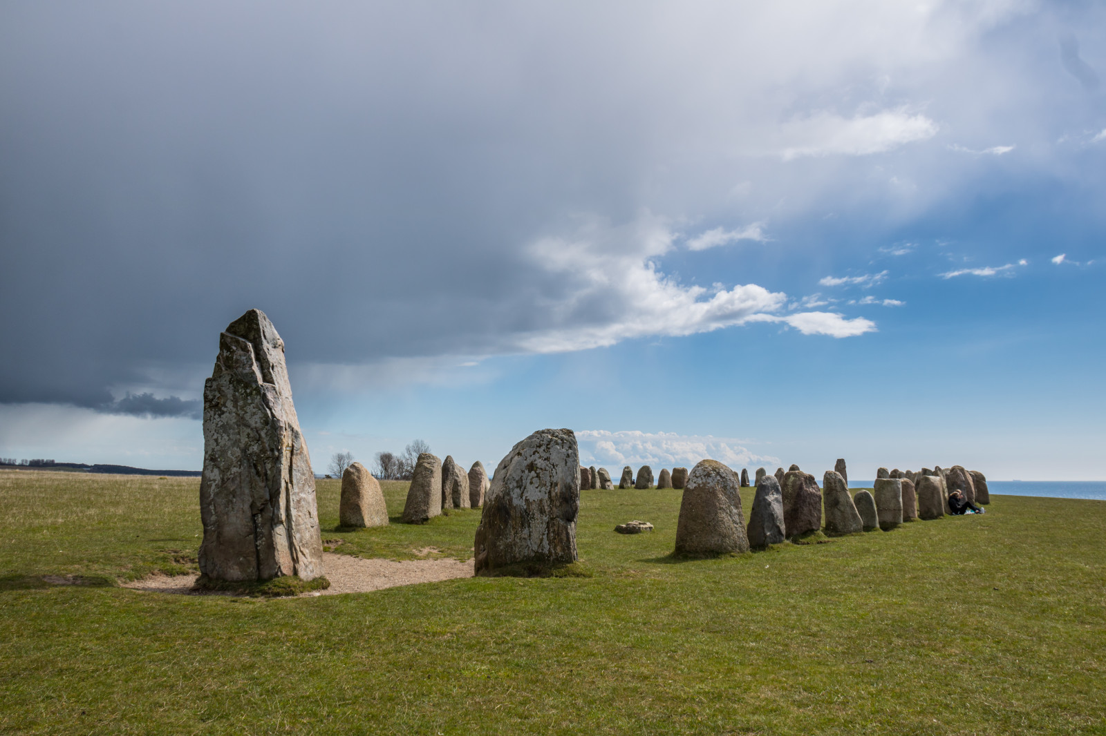 paesaggio, mare, collina, roccia, erba, cielo, costa, orizzonte, Monolito, rovine, monumento, Terreno, nube, montagna, himmel, moln, k seberga, alestenar, alesstones, cielo scuro, area rurale, caratteristica geografica