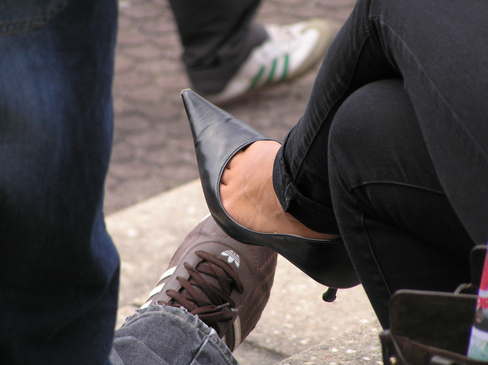 είδη υπόδησης, πόδι, τζιν παντελονι, παπούτσι, μπράτσο, χέρι, διασκέδαση