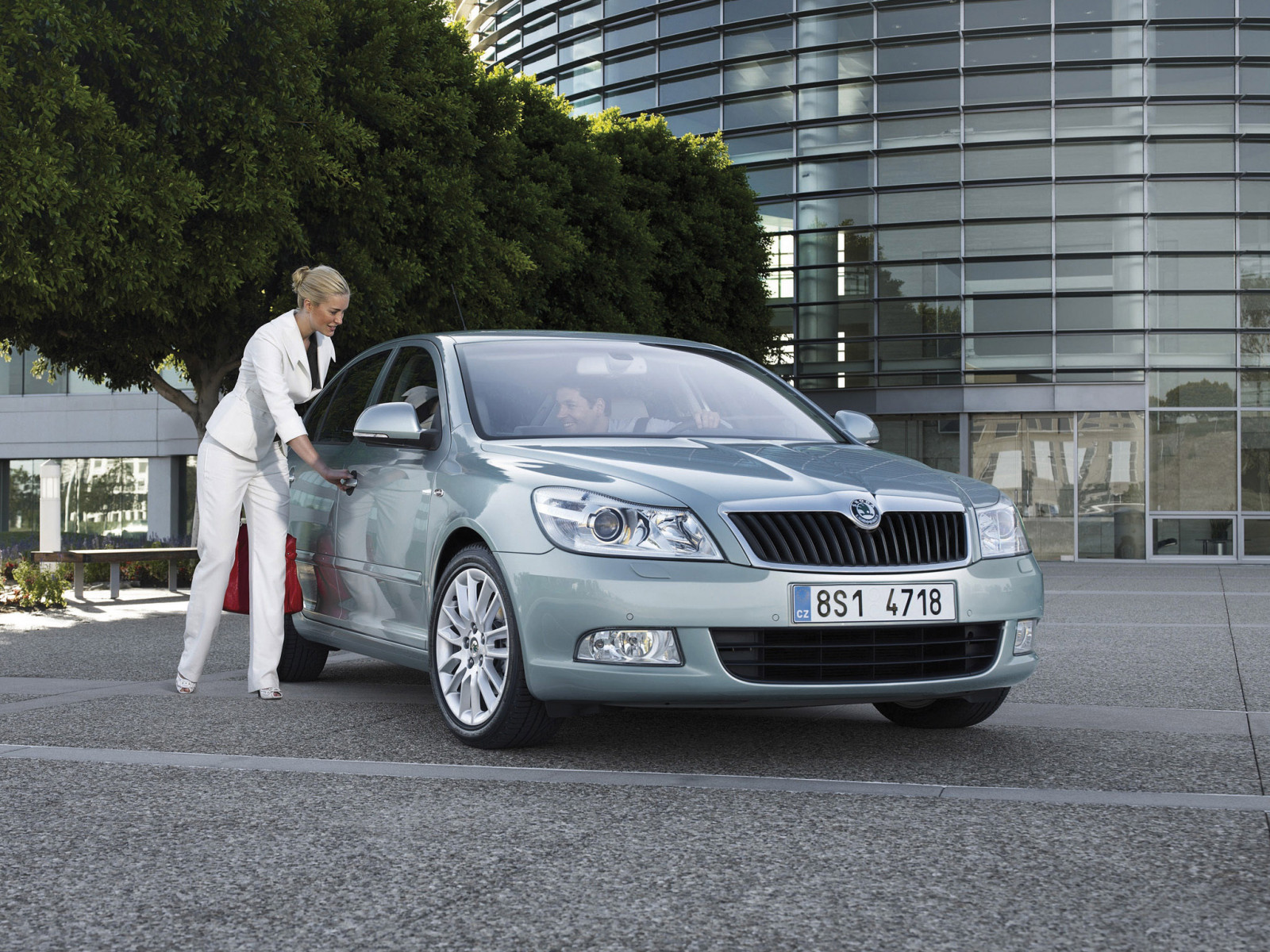 auto, BMW, vozidlo, Octavia, limuzína, Skoda, 2012, netcarshow, netcar, obrázky vozidel, photo auto, kolo, pozemní vozidla, automobilový exteriér, automobil make, luxusní vůz, nárazník, kompaktní vůz, osobní luxusní automobil, výkonné auto, střední velikost auta, státní poznávací značka, v plné velikosti vůz, Škoda superb, Škoda octavia