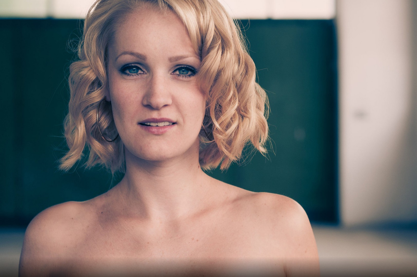 tvář, ženy, model, portrét, blondýnka, fotografování, šaty, modrý, móda, vlasy, Osoba, kůže, hlava, barva, dívka, krása, usměj se, oko, žena, dáma, fotografie, blond, účes, portrétní fotografie, focení, mimika, zblízka