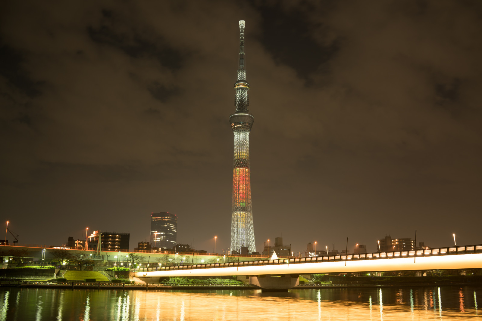 Japonsko, město, panoráma města, noc, architektura, odraz, panoráma, mrakodrap, večer, věž, most, Sony, soumrak, Tokio, RX1R, jp, Skytree, mrak, zakalený, osvětlené, osvětlení, CC, Zeiss, mezník, Tokyo Sky Tree, rx, rx1, rx1rm2, rx1rmark2, CreativeCommons, dayofjapanesefood, urban area, lidské osídlení