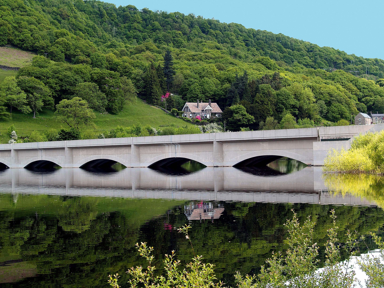 stromy, krajina, kopec, jezero, voda, odraz, nebe, zelená, Anglie, most, řeka, super hrdina, kámen, Evropa, proud, banka, obloukový most, viadukt, strom, scenérie, rostlina, odrazy, pole, vodní tok, nádrž, Angličtina, Británie, evropský, Derbyshire, thechallengefactory, challengeyouwinner, palec nahoru, fotocompetitionbronze, 15challengeswinner, sb, agcgmegachallengewinner, bigmomma, gamewinner, storybookwinner, gamex3, gamesweepwinner, herowinner, ultraherowinner, agcg, yourock1st, pregamewinner, A3b, E500, friendlychallenges, challengewinner, top20reflections, válíš, 6981, Hřex2, Evolte500, Ladybowerbridge, 6981bridge, beam bridge, concrete bridge