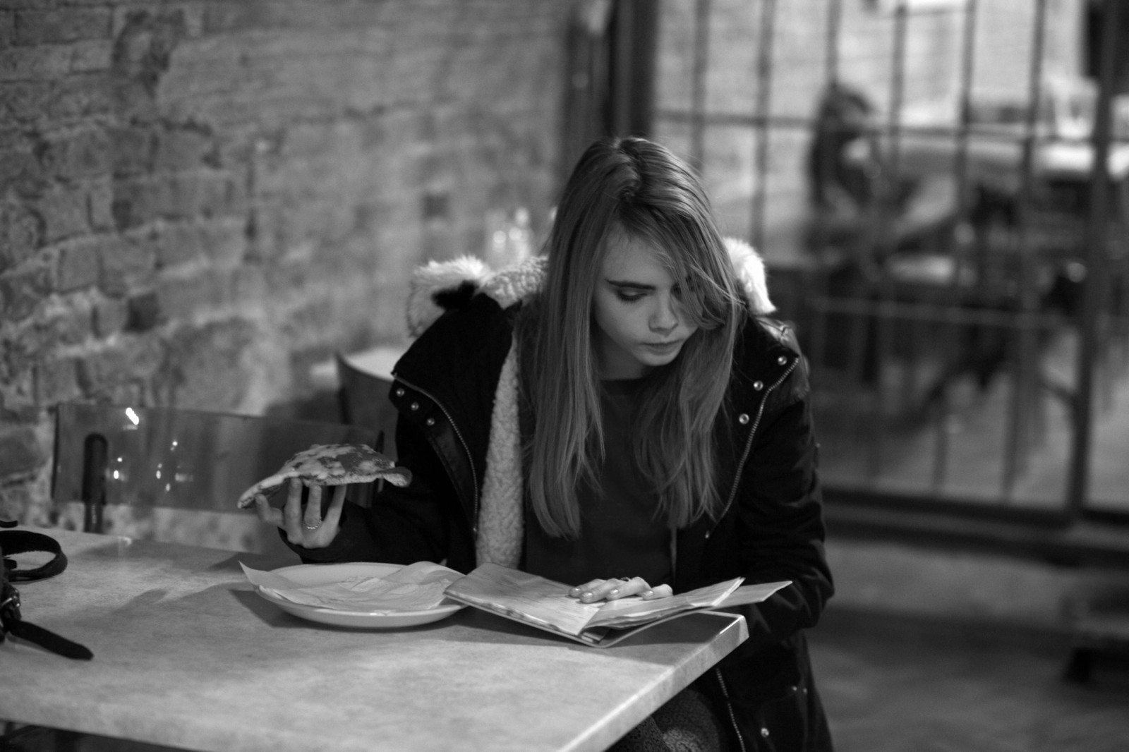 bílý, Černá, ženy, černobílý, portrét, blondýnka, ulice, Cara Delevingne, sedící, fotografování, herečka, Osoba, dáma, fotografie, Černý a bílý, monochromatické fotografování, lidských pozice, portrétní fotografie, Film noir