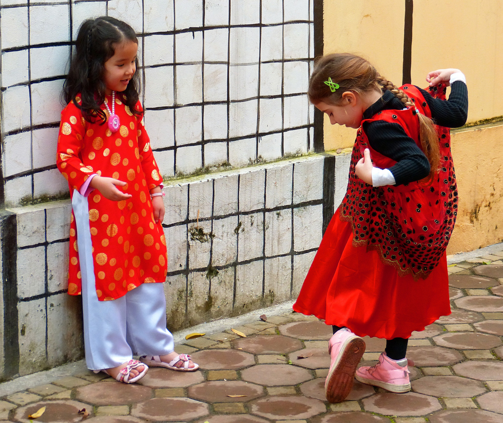 život, ulice, škola, dívky, Červené, hrací, děti, lumix, obuv, šaty, upřímný, Vietnam, událost, Mezinárodní, Hanoi, Jitřenka, aodai