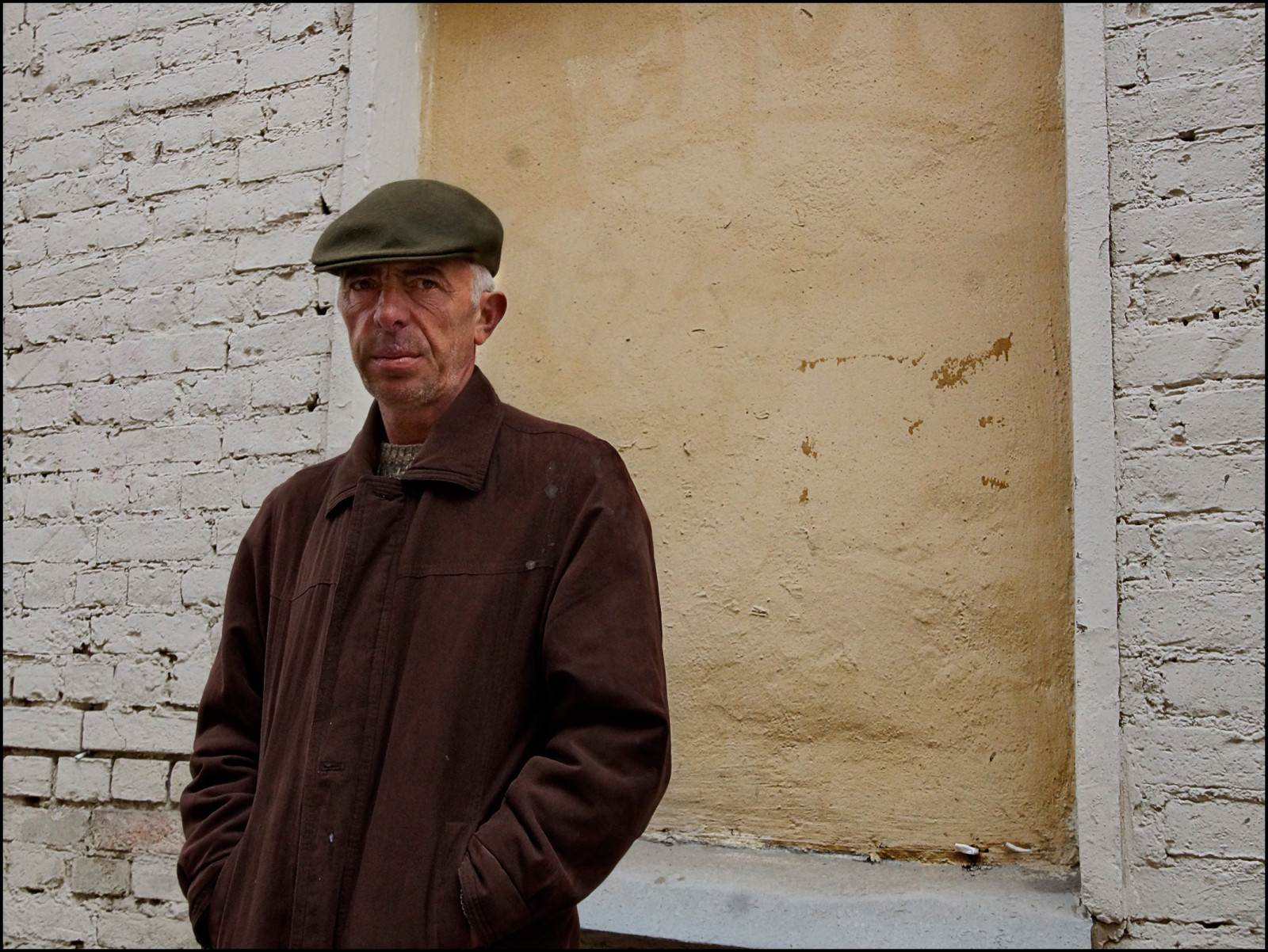 tvář, lidé, černobílý, portrét, okno, oči, město, ulice, Moskva, městský, stěna, fotografování, detailní, žlutý, bunda, Sony, stojící, Rusko, život, Veřejnost, výstřel, pěší, Občan, scéna, muž, barva, třídaFoto, streetphotography, fotky, společnost, upřímný, obrázek, Dmitry, ryzhkov, streetportrait, cizinec, moment, dokumentární, sociální, osoby, dmitryryzhkov, kto, dmitryryzhkovcom, vousy, human behavior