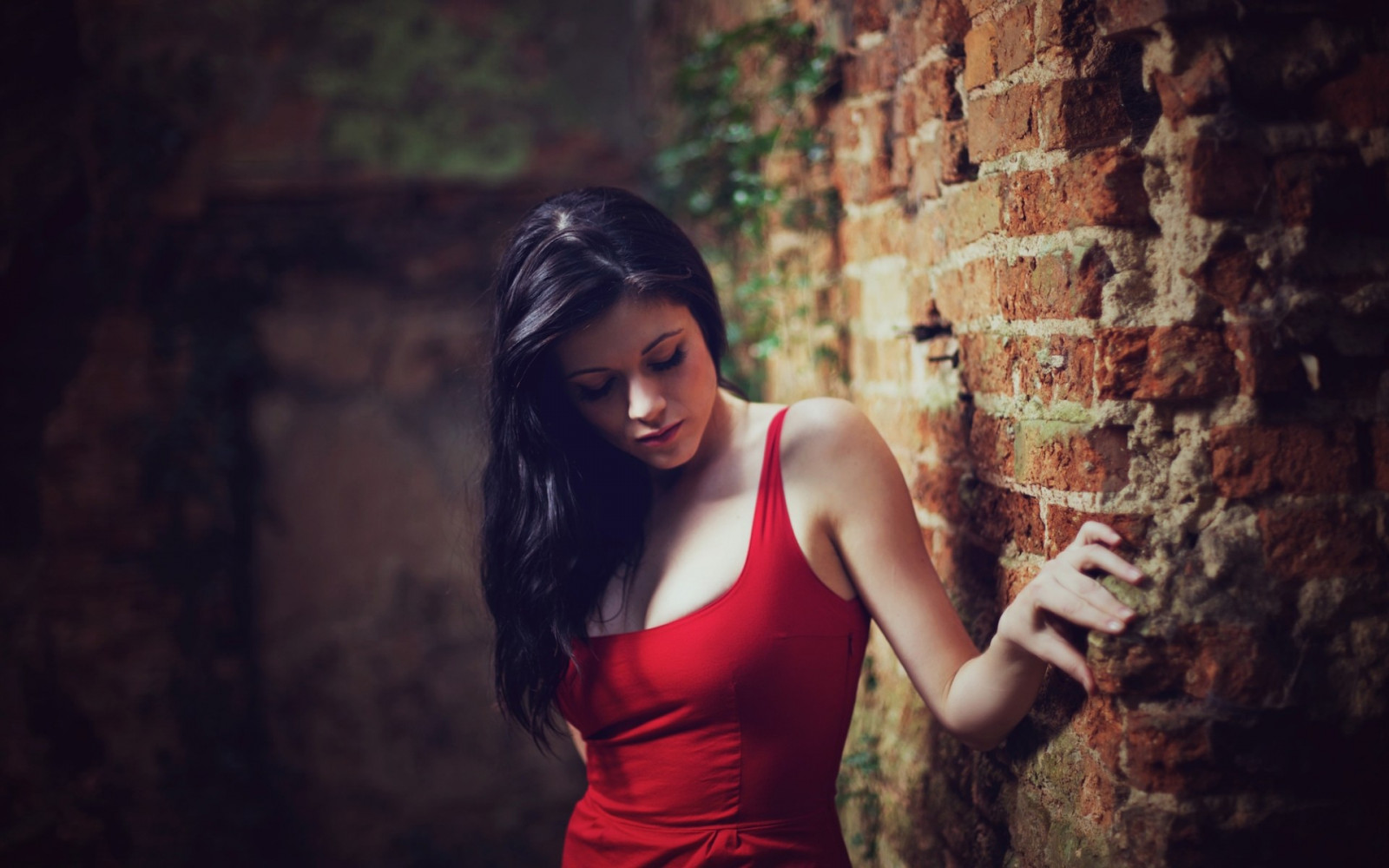 Kvinder, model, portræt, langt hår, rød, væg, mursten, fotografering, kjole, sort hår, mode, emotion, rød skørt, romantik, pige, skønhed, kvinde, dame, fotografi, mørke, billede, portrætfotografering, Photo shoot