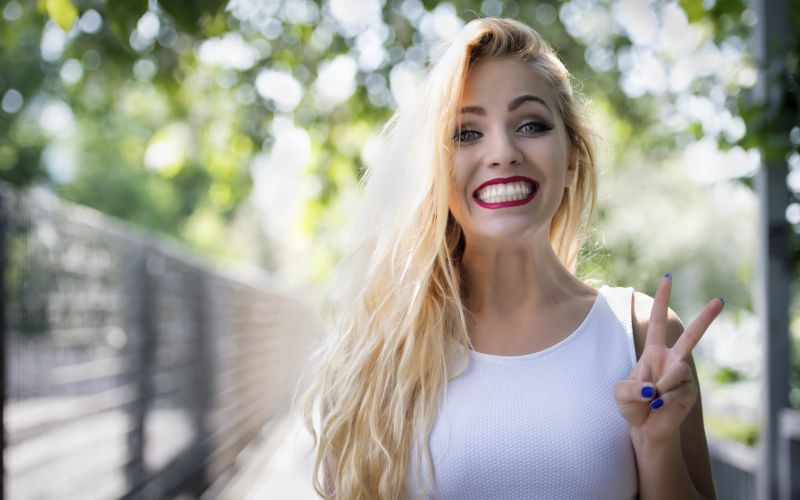 blondínka, dlhé vlasy, Model, mestský, zuby, prsty blondínka, dlhé vlasy, Model, mestský, zuby, prsty