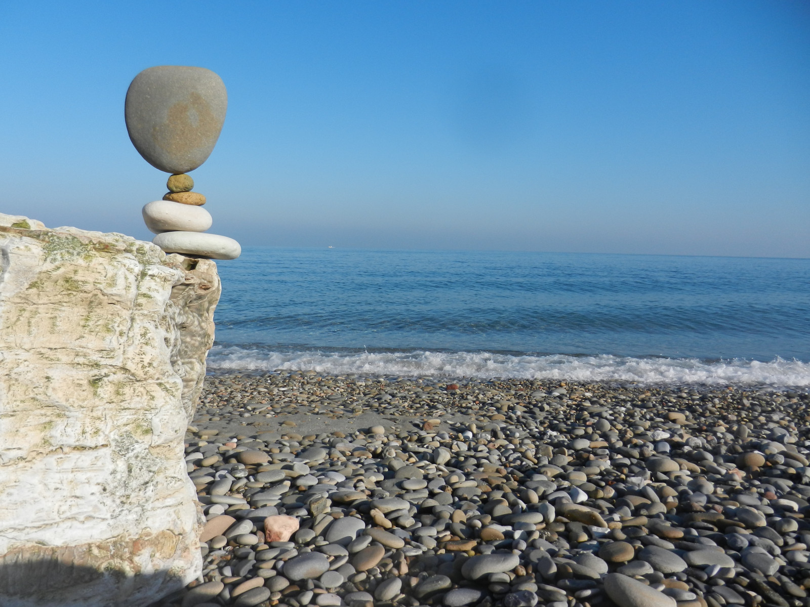 moře, voda, Skála, pobřeží, nebe, kameny, pláž, Cestovní ruch, pobřeží, horizont, Rovnováha, oceán, modrá obloha, 1001nights, 1001nightsmagiccity, platinumheartaward, azzurro, dicembre, Sassi, oblázek, efemérní, allegrisinasceosidiventa, rebranca, Rockbalancing, Baiavallugola, Italy2013, coastal and oceanic landforms