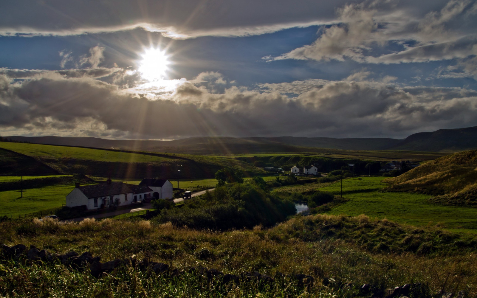 slunečnímu záření, krajina, kopec, Příroda, tráva, nebe, pole, svítání, večer, ráno, horizont, údolí, soumrak, plošina, mrak, hora, svítání, lučina, zemědělství, louka, prostý, vysočina, 2560x1600 px, prérie, jezero, venkov, atmosférický jev, horských reliéf, pohoří, meteorologický jev
