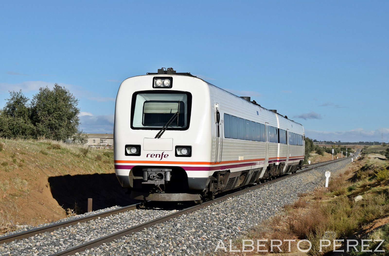 nebe, vozidlo, vlak, železnice, Nikon, Madrid, doprava, lokomotiva, TRD, Linea, železnice, tren, dráha, serie, motorová nafta, d5300, venkov, druh dopravy, veřejná doprava, železniční doprava, kolejová vozidla, osobní automobil, železniční vůz, nikond5300, RENFE, ffcc, Operadora, Badajoz, 594, AUTOMOTOR, Illescas, reformado, 594008