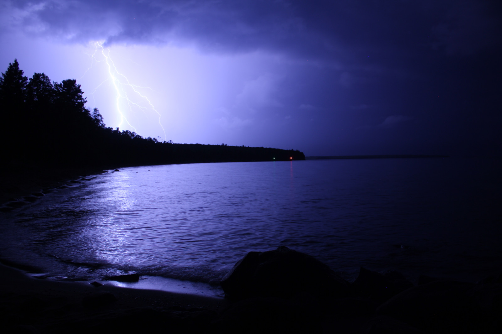 landskab, hav, nat, sø, vand, natur, afspejling, himmel, parkere, berolige, lyn, storm, aften, flod, måneskin, vind, horisont, atmosfære, skumring, torden, midnat, Sky, national, daggry, ocean, tordenvejr, mørke, overlegen, computer tapet, fænomen, apostleislands