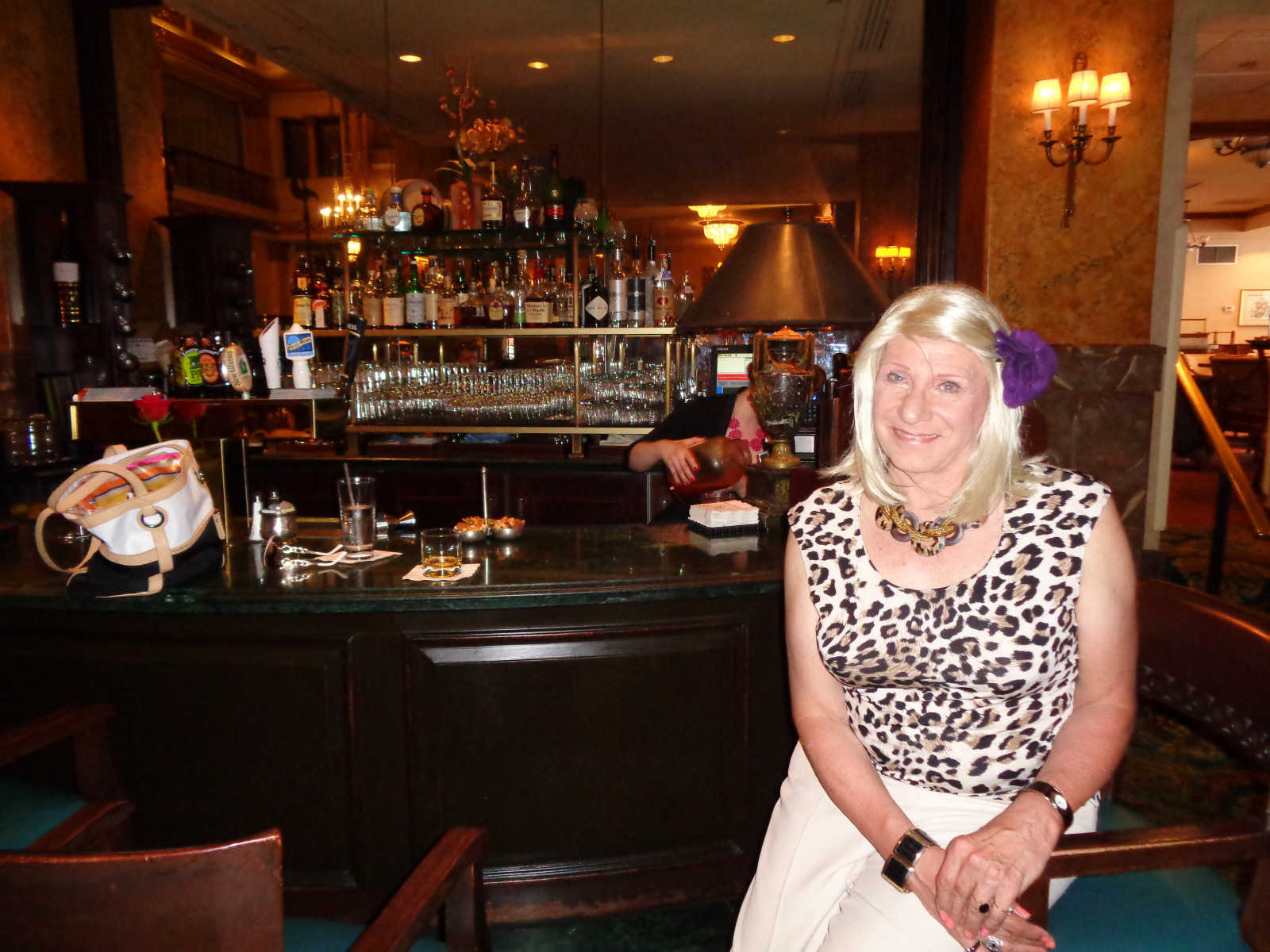 bar, kalhoty, milwaukee, Pfisterhotel, animalprint, Pantsuit, Laurette, platinumblonde