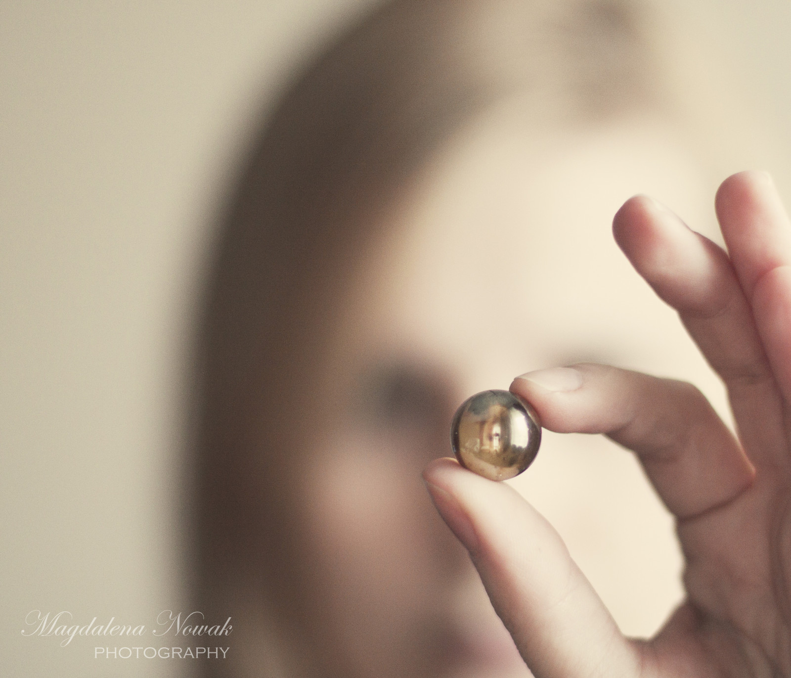 tvář, portrét, fotografování, sklenka, míč, kůže, těžit, Soustředit se, jeden, oko, ruka, mě, cesta, prst, prsten, já, 365, smysl, šperky, kuličky, ucho, Lidské tělo, orgán, zblízka, makro fotografie, 365project, day54, 366, 3652012, 2012inphotos, 365the2012edition, 23022012