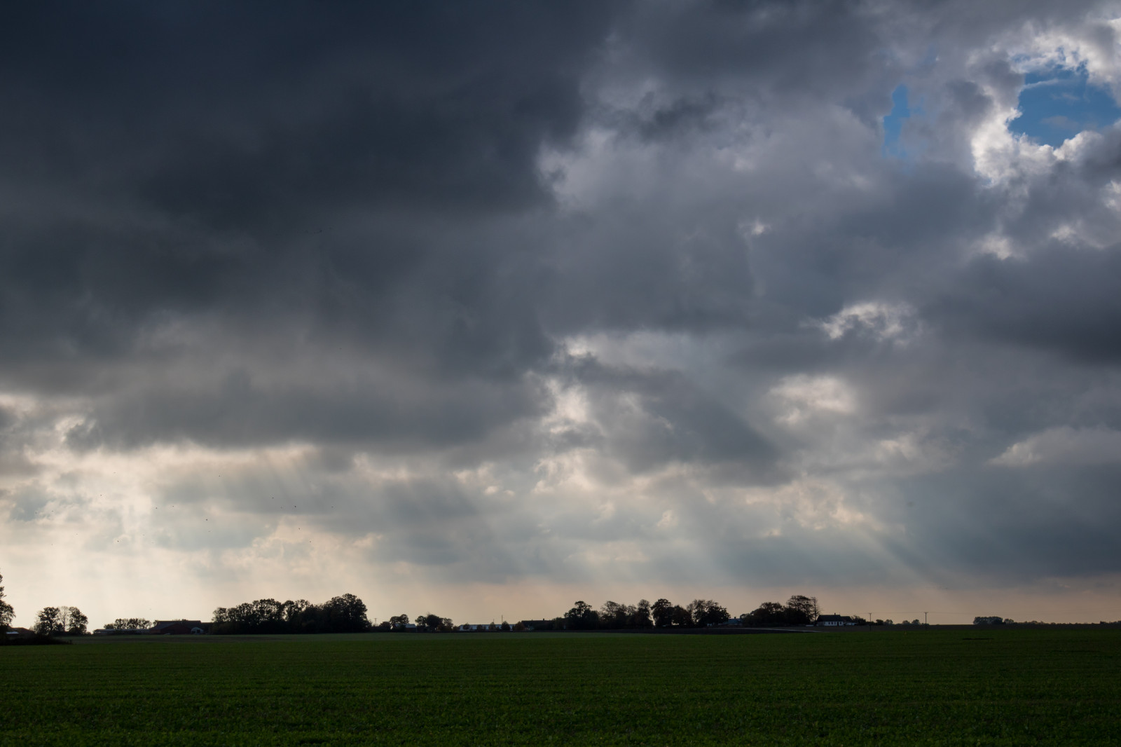 luce del sole, paesaggio, tramonto, natura, erba, cielo, campo, tempesta, sera, mattina, orizzonte, atmosfera, crepuscolo, nube, autunno, tempo metereologico, alba, prateria, temporale, campagna, h st, landsbygd, s dersl TT, Landskap, pianura, prateria, area rurale, fenomeno meteorologico, cumulo