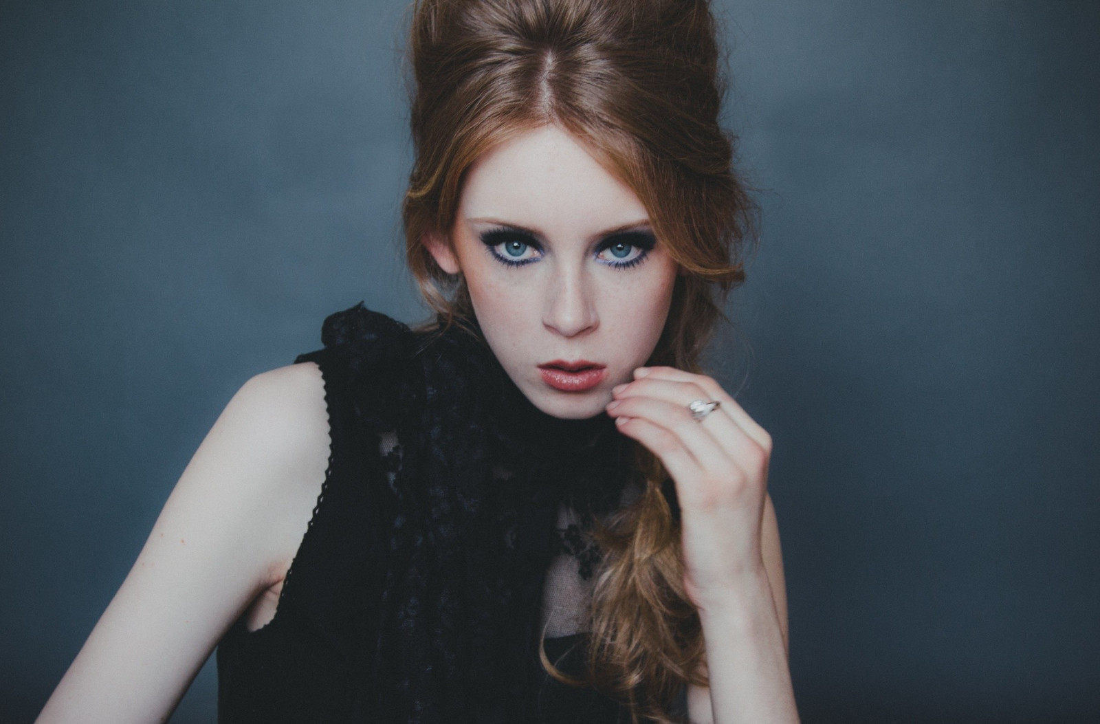 tvář, ženy, model, portrét, dlouhé vlasy, modré oči, bruneta, brýle, při pohledu na diváka, fotografování, zpěvák, šaty, rtěnka, modrý, černé vlasy, móda, vlasy, Osoba, kůže, hlava, supermodelka, dívka, krása, oko, žena, dáma, blond, účes, portrétní fotografie, focení, hnědé vlasy