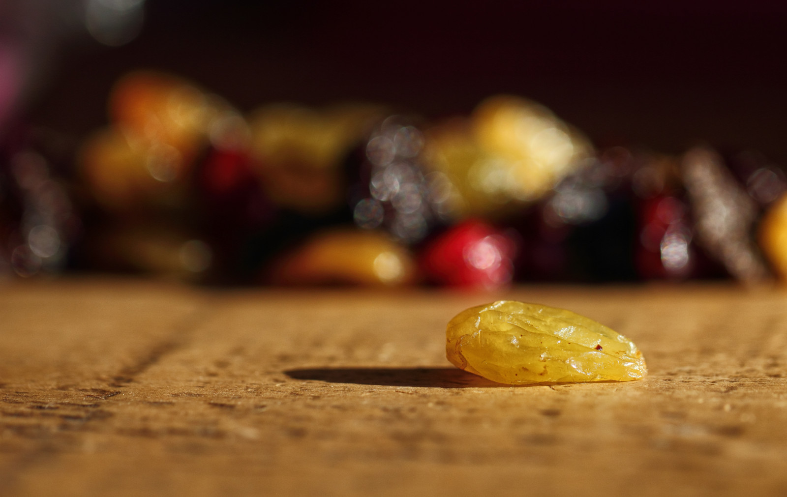 Shrivelled Rasin Wallpaper : food, shadow, Scotland, closeup, fruit, yellow, bokeh ...