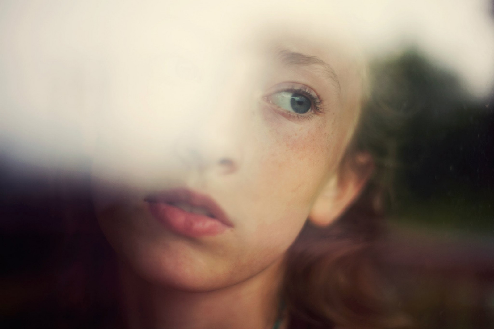 viso, donne, modello, ritratto, occhi blu, rosso, fotografia, capelli, ruby James, bocca, naso, osserva fuori finestra, emozione, Persona, pelle, capo, colore, bambino, ragazza, bellezza, Sorriso, occhio, donna, mano, dito, fotografia, labbro, biondo, fotografia di ritratto, capelli castani, espressione facciale, corpo umano, organo, avvicinamento, infantile