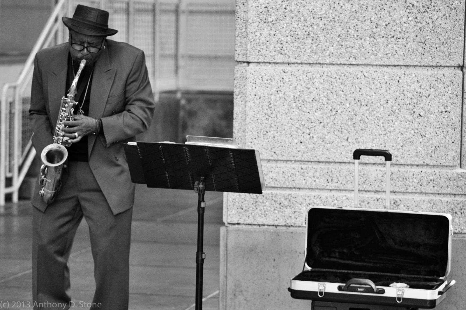 hvid, sort, monokrom, portræt, gade, musikinstrument, vej, fotografering, silhuet, musik, musiker, Canon, jazz, 2013, september, farve, downtown, saxofon, fotografi, kamera gør kanon, geocity, geostate, exif gøre kanon, exif åbningen 40, San Jose, sort og hvid, monokrom fotografering, strengeinstrument, geocountrys, saxofonist, exif iso hastighed 1600, canoneos1dsmarkiii, exif brændvidde 118 mm, exif linse ef70200mmf4lusm, kameramodel canoneos1dsmarkiii, exif model canoneos1dsmarkiii