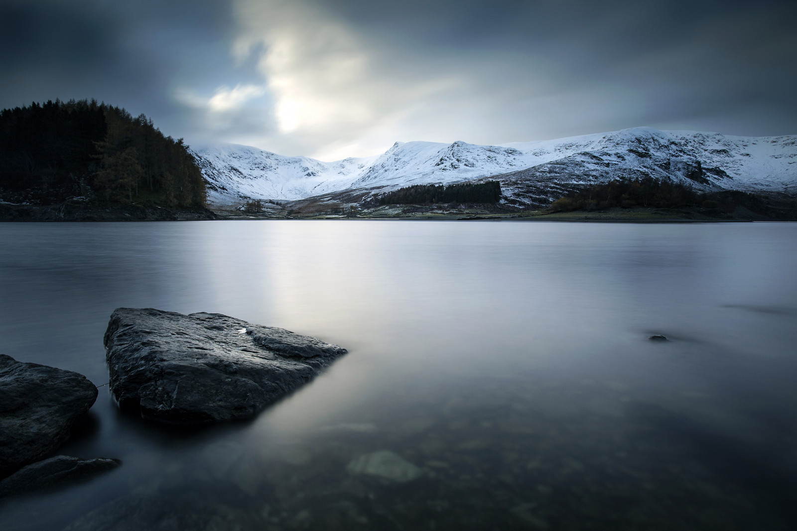 slunečnímu záření, krajina, hory, jezero, voda, Skála, Příroda, odraz, nebe, sníh, zima, uklidnit, led, ráno, řeka, horizont, atmosféra, skály, fjord, divočina, Arktický, soumrak, mount scenérie, zmrazení, Lake District, ledovcové jezero, Cumbria, longexposure, mrak, strom, hora, svítání, tma, nádrž, Lake District, vysočina, jezero, počítač tapeta, ledová landform, meteorologický jev, klesl, jev, Haweswater