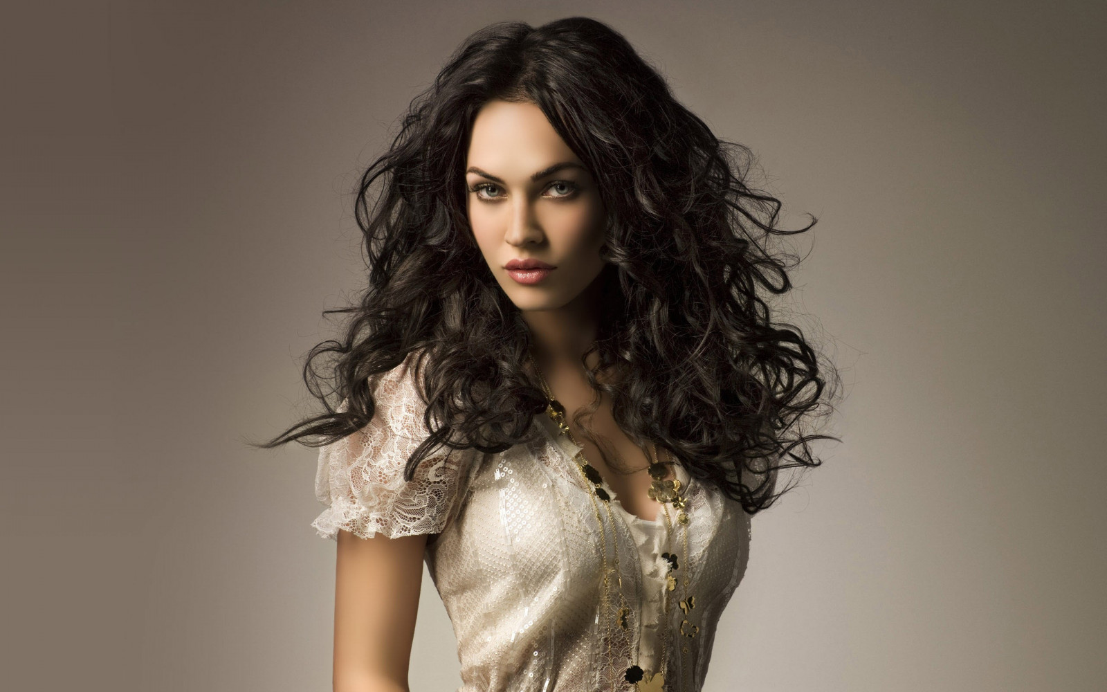 ženy, Model, dlhé vlasy, fotografovanie, herečka, šaty, čierne vlasy, móda, vlasy, kožušina, Megan Fox, Oblečenie, supermodelka, krása, účes, talár, textilné, fotenie, hnedé vlasy