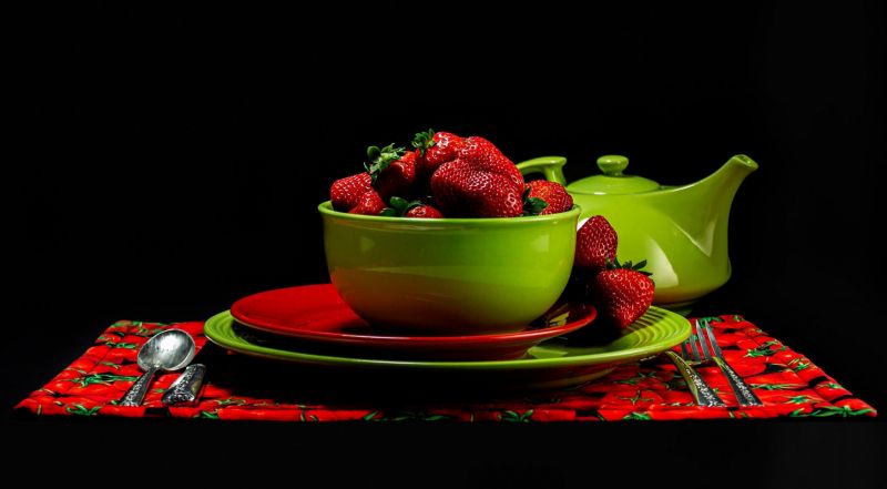 stálý život, jídlo, ovoce, jeřabin, jahody