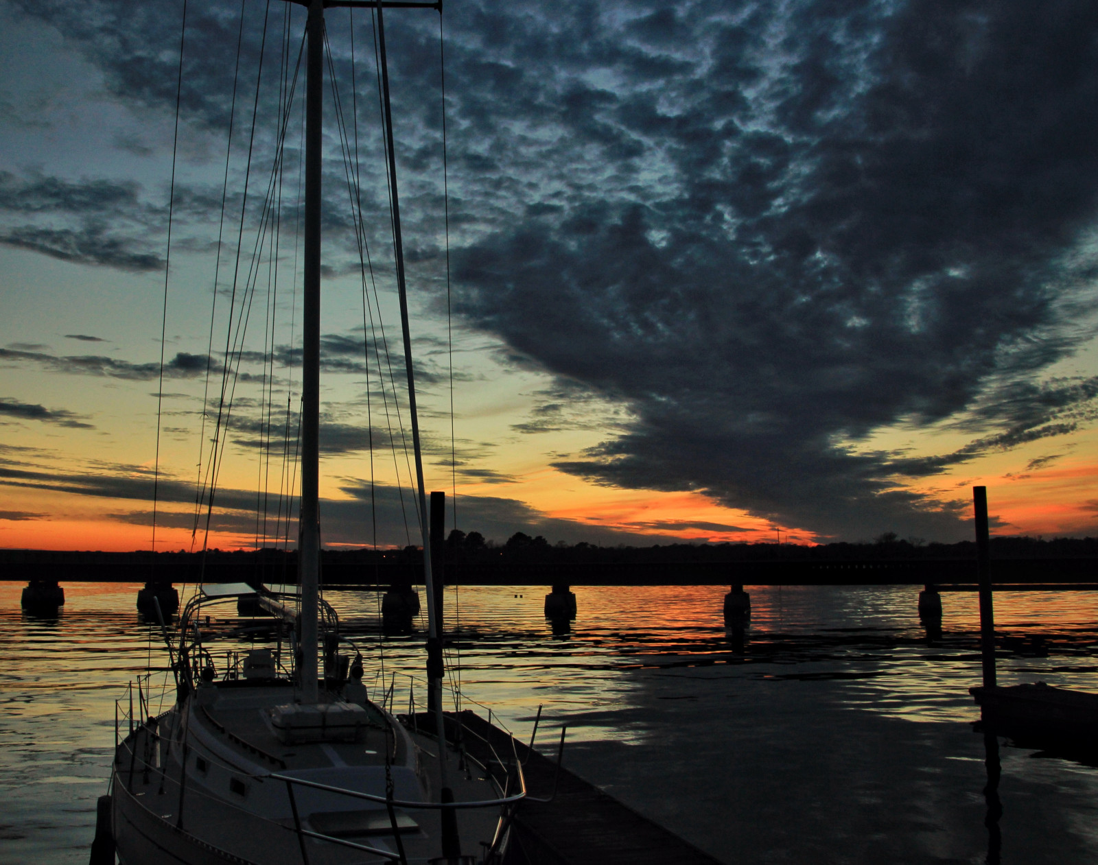 kontrast, barvitý, loď, temný, západ slunce, moře, záliv, voda, pobřeží, odraz, nebe, vozidlo, mraky, svítání, žlutý, modrý, večer, ráno, pobřeží, most, oranžový, horizont, atmosféra, čáry, dok, soumrak, Marina, expozice, mrak, západ slunce, svítání, oceán, jachta, vlna, paluba, odrážející, Severní Karolina, koleje, Newbern, trainbridge, vstupní, zakotvila, odstíny, boatmast