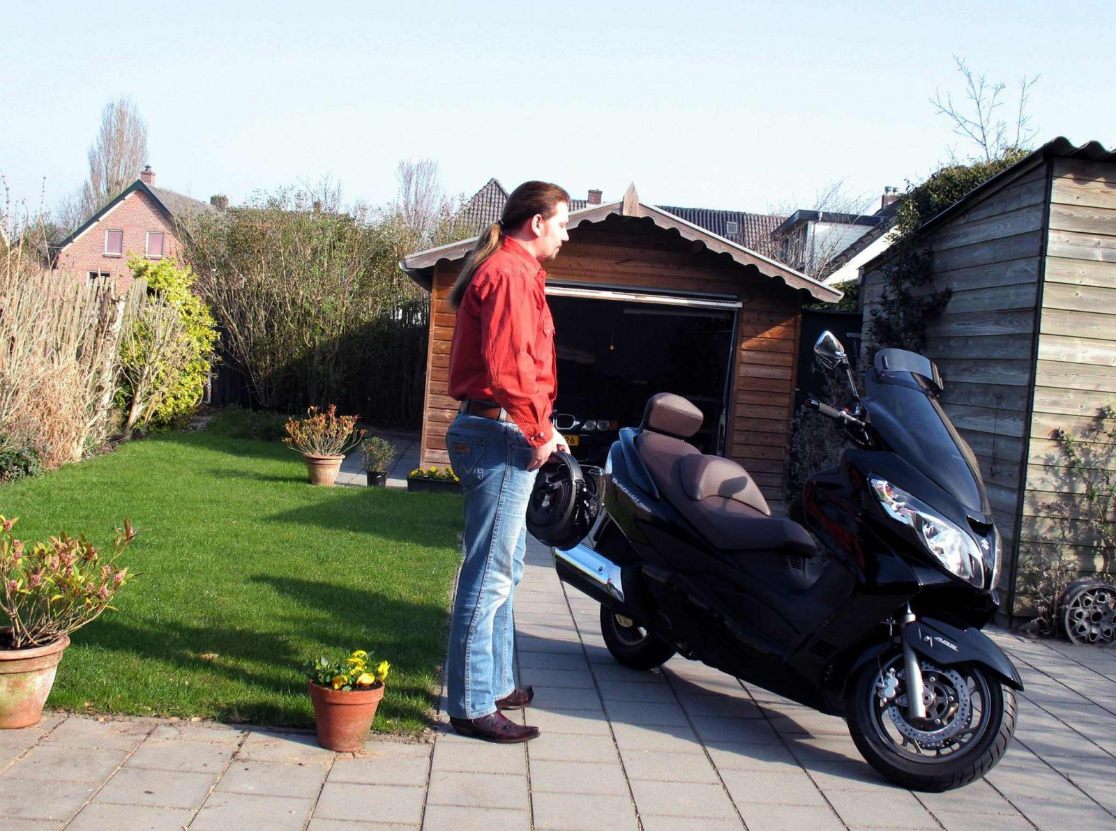 auto, tráva, motocykl, vozidlo, Dům, džíny, modrý, slunce, vlasy, koňský ohon, boty, břišní svaly, západní, Suzuki, holandský, kovboj, honák, dlouho, strom, , muž, K9, kolo, kolo, speciální, motor, koloběžka, kovboj, 400, za, edice, alb, produkt, motorové vozidlo, Stiefel, Nolan, Abercrombiefitch, Burgman, Sendra, bicycle accessory