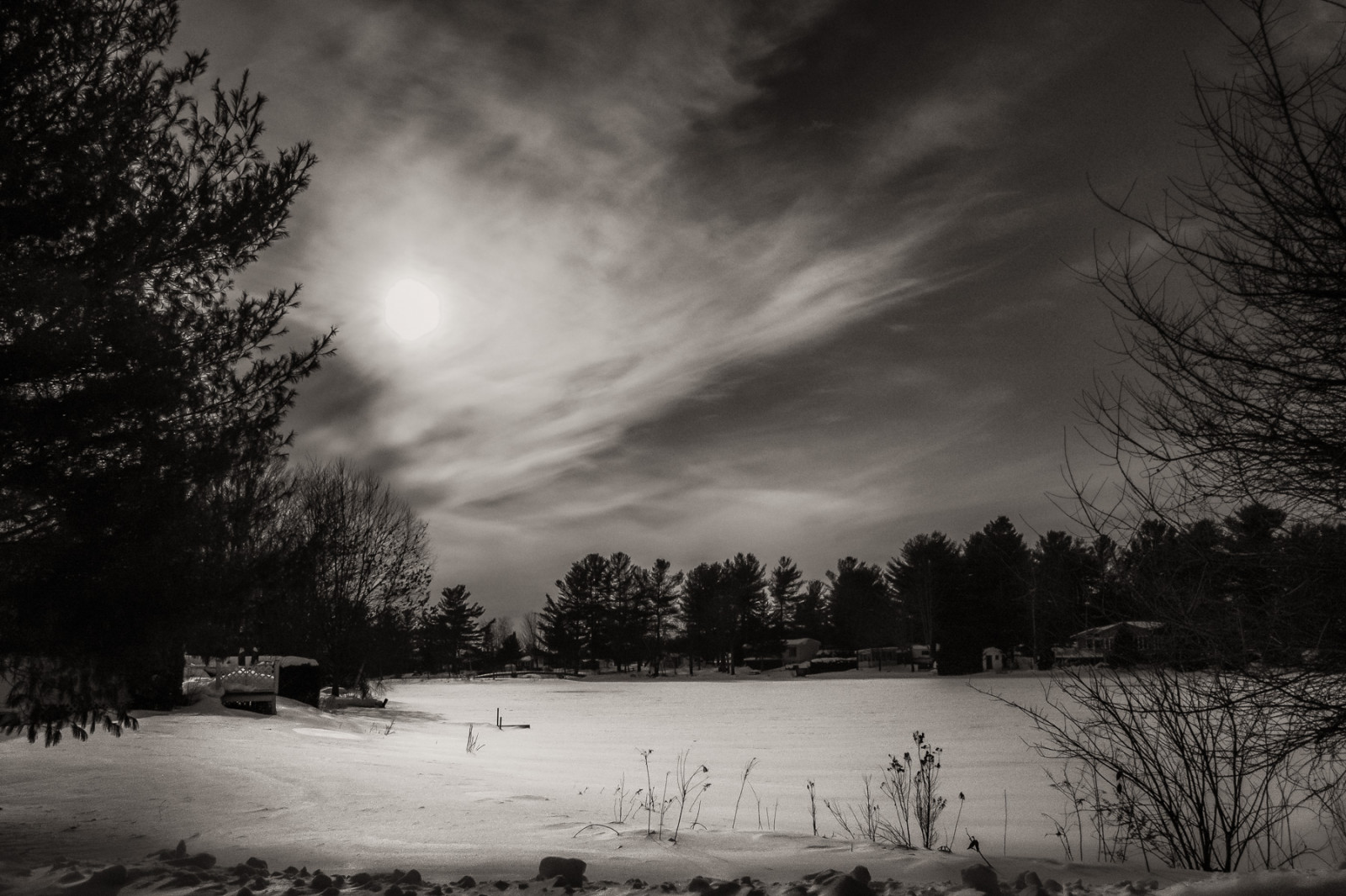 slunečnímu záření, krajina, černobílý, noc, jezero, sníh, zima, mraky, večer, ráno, slunce, atmosféra, rybník, soumrak, zmrazení, venkovský, neige, Černý a bílý, země, mrak, strom, zakalený, počasí, sezóna, tělesné, venkov, tma, Soleil, hiver, mléko, etang, noiretblanc, campagne, jezero, atmosférický jev, Černý a bílý, monochromatické fotografování