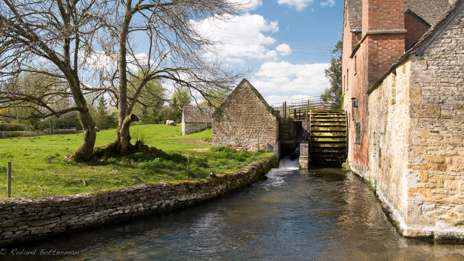 voda, odraz, tráva, nebe, Anglie, vesnice, řeka, jaro, kanál, banka, strom, rostlina, vodní tok, hradní příkop, příkop, vodní, cotswolds, mlýn, lowerslaughter