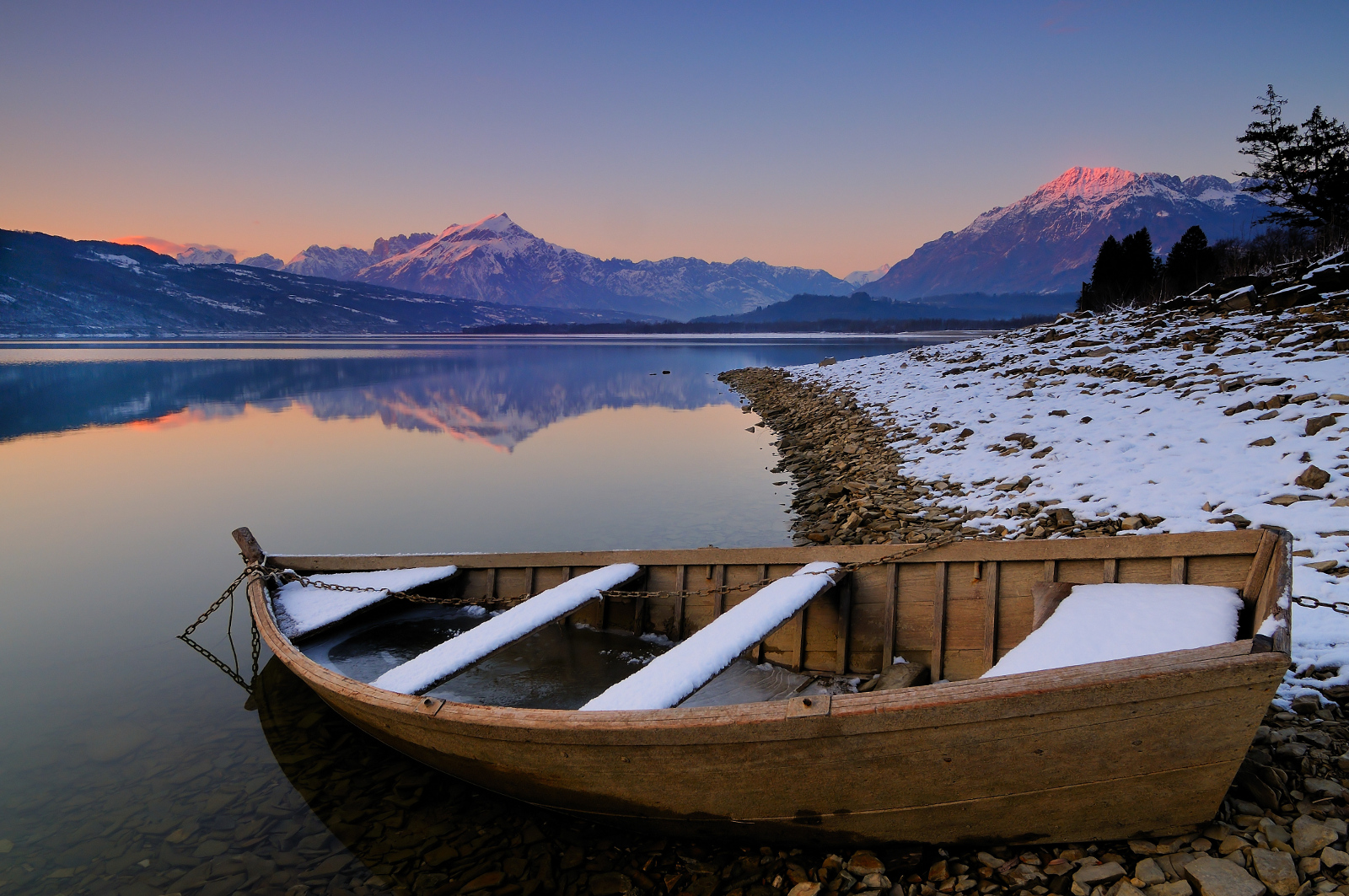 krajina, hory, loď, západ slunce, Itálie, kopec, jezero, voda, Příroda, odraz, nebe, sníh, zima, svítání, uklidnit, modrý, večer, ráno, zrcadlo, horizont, fjord, Nikon, Evropa, Lake District, Blu, mrak, strom, hora, svítání, odrazy, nádrž, theunforgettablepictures, nikond300, veneto, colorphotoaward, jezero, dolomiti, horských reliéf, plavidla veslování, pohoří, ledová landform, klesl, mirrorser, diomede2008, dolomitibellunesi, Alpago, Enrosadira, Prosinec 2008, boats and boating equipment and supplies