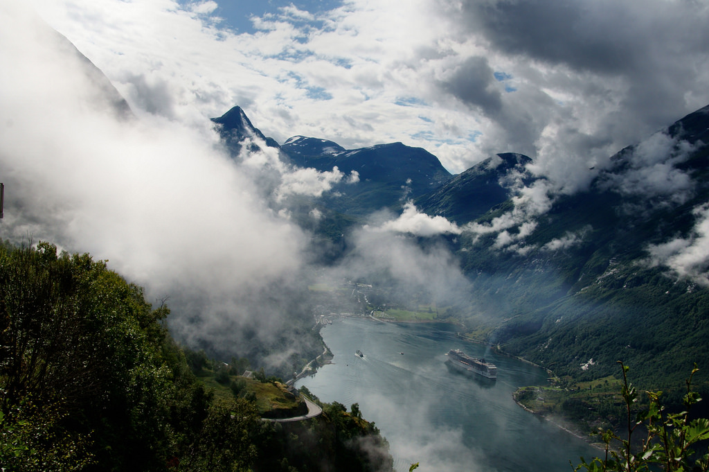 slunečnímu záření, krajina, les, hory, kopec, Příroda, odraz, nebe, mraky, Norsko, ráno, mlha, fjord, údolí, Alpy, Geiranger, Bergen, hřbet, 2014, mrak, hora, počasí, mraky, atmosférický jev, Atmosféra Země, horských reliéf, landform, geografický rys, geologický fenomén, pohoří, meteorologický jev, atsjebosma, Juli