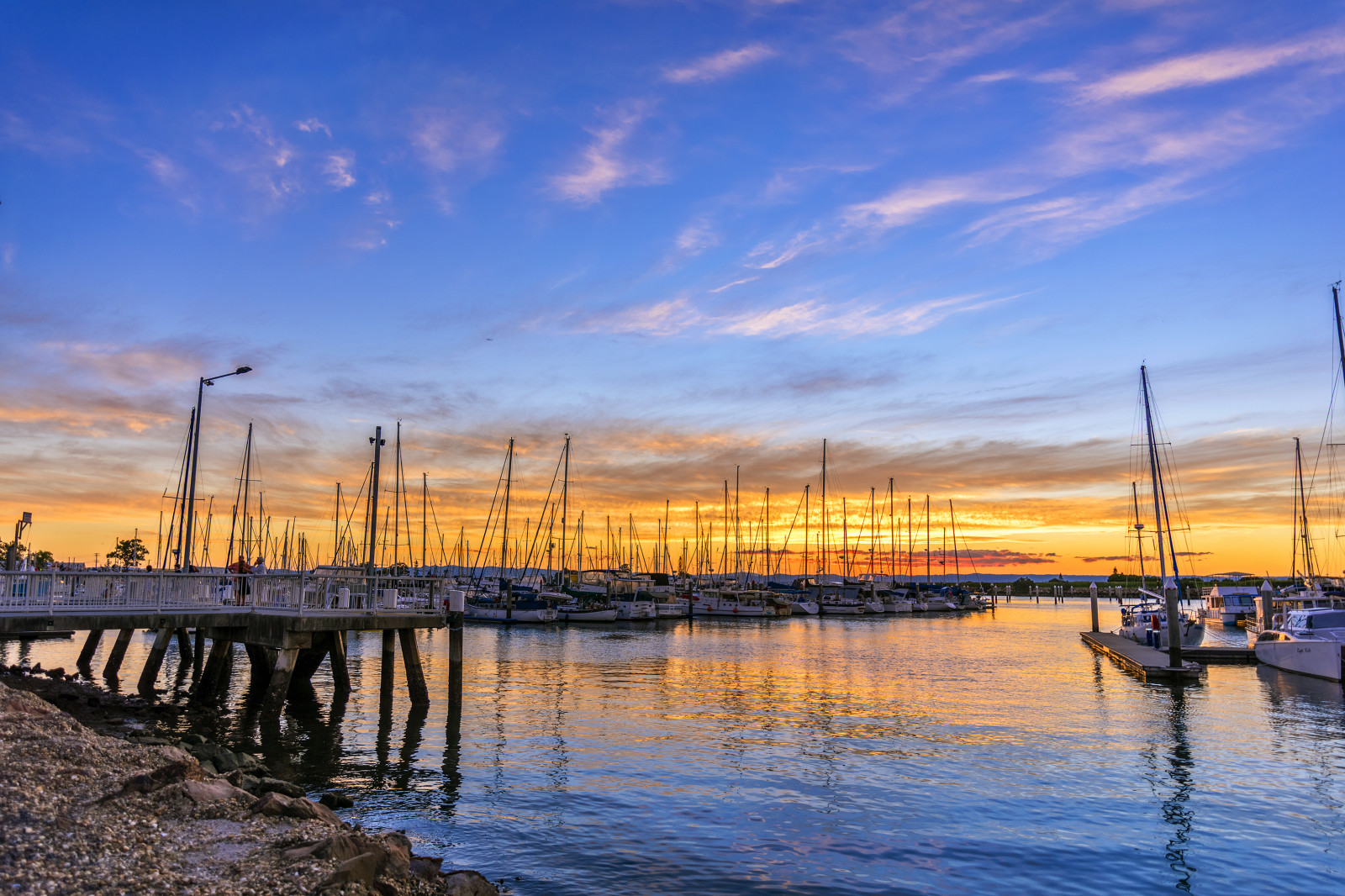 พระอาทิตย์ตก, ทะเล, อ่าว, น้ำ, ฝั่ง, การสะท้อน, ท้องฟ้า, ยานพาหนะ, เมฆ, พระอาทิตย์ขึ้น, ตอนเย็น, เช้า, สะพาน, แม่น้ำ, ท่าเรือ, ขอบฟ้า, ท่าเรือ, ท่าเรือ, พลบค่ำ, Marina, เมฆ, สภาพอากาศ, รุ่งอรุณ, ช่อง, cloudstormssunsetssunrises, Scarborough, waterreflections, scenicsnotjustlandscapes, sunsetsandsunrisesgold, สายัณห์, โครงสร้าง nonbuilding