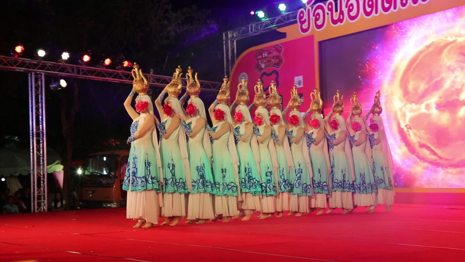 gente, antiguo, noche, asiático, Moda, 2015, chino, bailarín, tailandés, entretenimiento, nuevo, al aire libre, niña, actuación, escenario, estilo, baile, grupo, espectáculo, Phuket, Phuketian, Delgado, Phuketphotographernet, Forumlinvoyagecom, Httpforumlinvoyagecom, traje, teatro musical, Arte de performance, las artes escénicas
