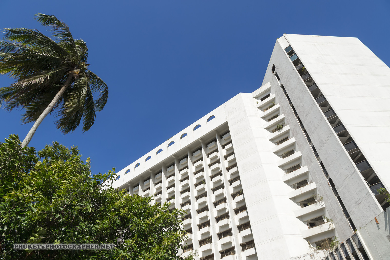 hvid, by, arkitektur, by-, bygning, forladt, himmel, motorcykel, skyskraber, grøn, blå, alene, by, ø, sommer, Malaysia, biker, Thailand, lyse, farve, downtown, rejse, dag, udendørs, cykel, tur, opgive, lanscape, rejse, pattaya, krabi, samui, phuket, phuketian, Penang, ejerlejlighed, milepæl, facade, byområde, kvarter, boligområde, højhus