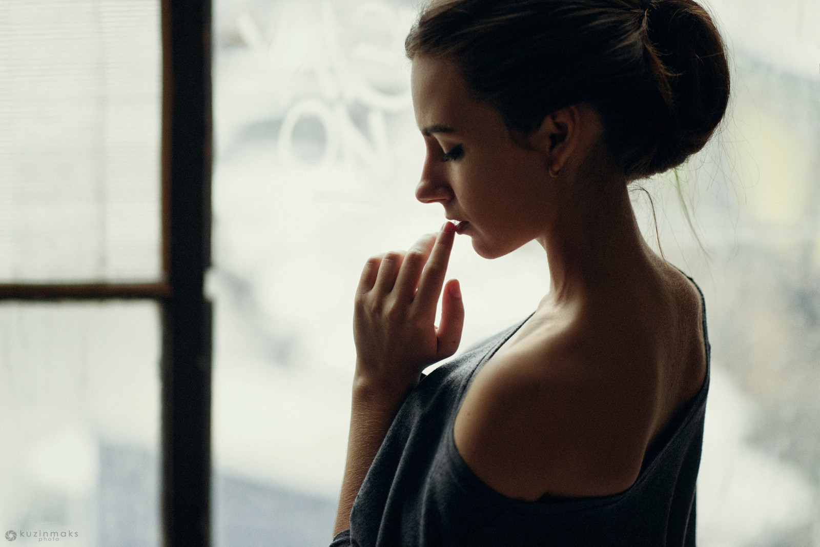 ดำ, ผู้หญิง, โมเดล, แนวตั้ง, ความลึกของสนาม, ผมยาว, สีน้ำตาล, เปลือยเปล่า, การถ่ายภาพ, แต่งตัว, ริมฝีปาก, แฟชั่น, กลับ, Maks Kuzin, อารมณ์, คน, หญิงสาว, ความงาม, ตา, ผู้หญิง, ผู้หญิง, รูปถ่าย, ภาพ, ตำแหน่งของมนุษย์, การถ่ายภาพบุคคล, การถ่ายภาพ, การแสดงออกทางสีหน้า, ปฏิสัมพันธ์