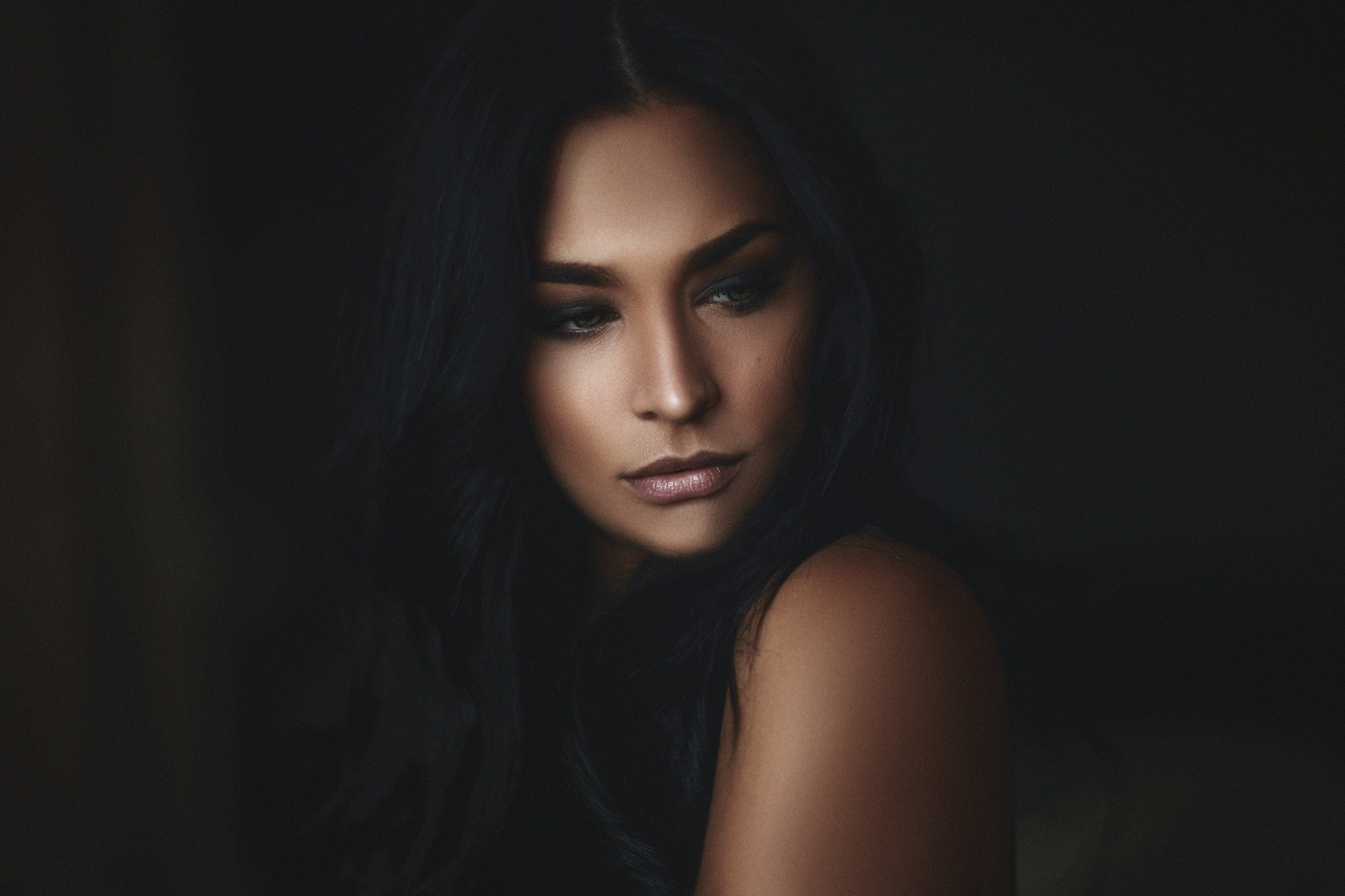 tvář, Černá, ženy, model, portrét, dlouhé vlasy, fotografování, černé vlasy, móda, kůže, Alex Heitz, hlava, dívka, krása, oko, žena, tma, Černý a bílý, monochromatické fotografování, portrétní fotografie, focení, hnědé vlasy, umění model, orgán