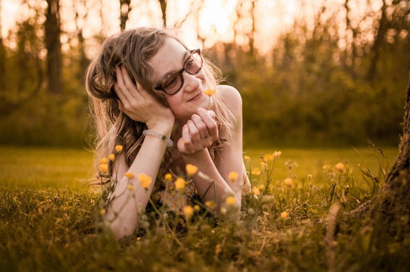 slunečnímu záření, ženy venku, ženy, model, ženy s brýlemi, tráva slunečnímu záření, ženy venku, ženy, model, ženy s brýlemi, tráva