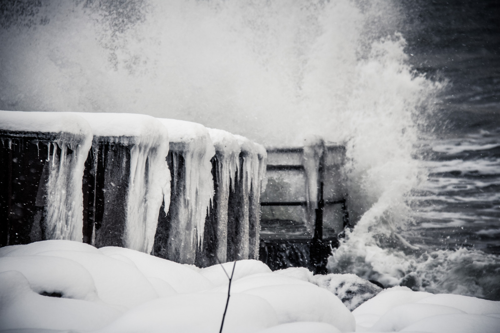 bílý, černobílý, moře, voda, sníh, zima, led, Studený, zmrazení, počasí, je, sezóna, vlna, sn, vatten, Vinter, hav, stersj n, smygehuk, kallt, vánice, atmosférický jev, Černý a bílý, monochromatické fotografování, zimní bouře