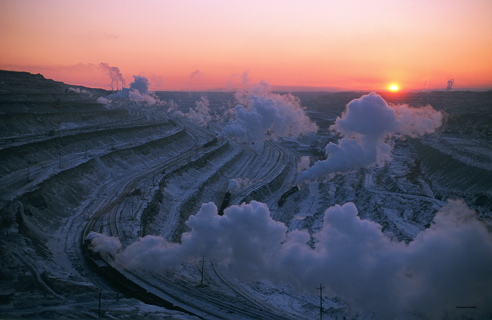 luce del sole, paesaggio, persone, bianca, tramonto, mare, Asia, Cina, riflessione, asiatico, la neve, inverno, lanciare, treno, ferrovia, Alba, ghiaccio, sera, mattina, brina, orizzonte, traffico, mongolo, Mongolia, atmosfera, crepuscolo, lavoro, locomotiva, il mio, nube, Aperto, vapore, montagna, tempo metereologico, alba, pieno, onda, congelato, tren, campagna, linea, energia, b r, Provincia, carbone, Popoli, Bacino, repubblica, classe, nolo, fenomeno atmosferico, fenomeno geologico, scalata, treno, jalainur, jalainuer, Nei, mongolo, woker, minatore, Tagebau, puite, sy, insdustrial, scavatrice, bagger, min, Dampflok, vapeur, Ferrocarril, innere, Mongolei, m NGG, z q zh, pinyin, ch n, ji, mong ulun, bertegen, jasaqu, orun