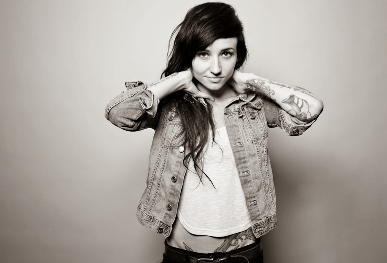 tvář, bílý, Černá, ženy, černobílý, model, portrét, brýle, fotografování, tetování, móda, vlasy, jaro, Osoba, oblečení, Valerie Poxleitner, dívka, krása, dáma, fotografie, účes, Černý a bílý, monochromatické fotografování, portrétní fotografie, focení, svrchní oděvy