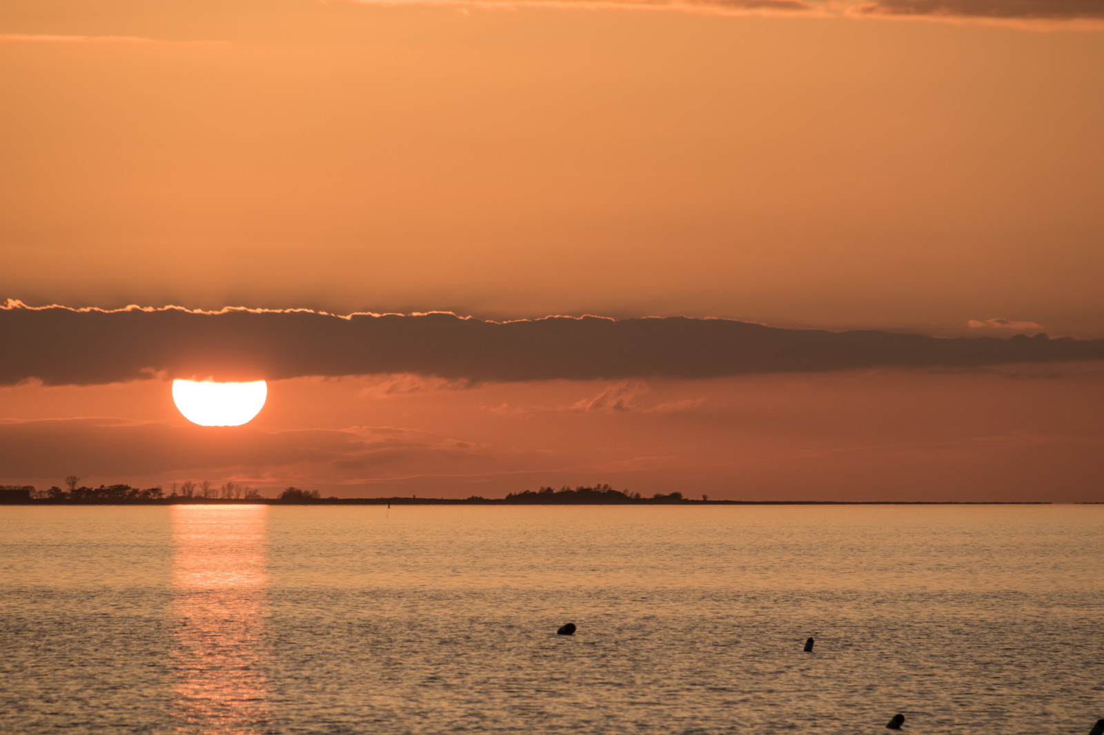 slunečnímu záření, západ slunce, moře, záliv, jezero, voda, pobřeží, odraz, nebe, pláž, svítání, večer, ráno, pobřeží, slunce, horizont, soumrak, mrak, svítání, oceán, vlna, nebe, solnedg ng, vatten, fiskehoddorna, hav, h llviken, atmosférický jev, odlesk, tělo z vody