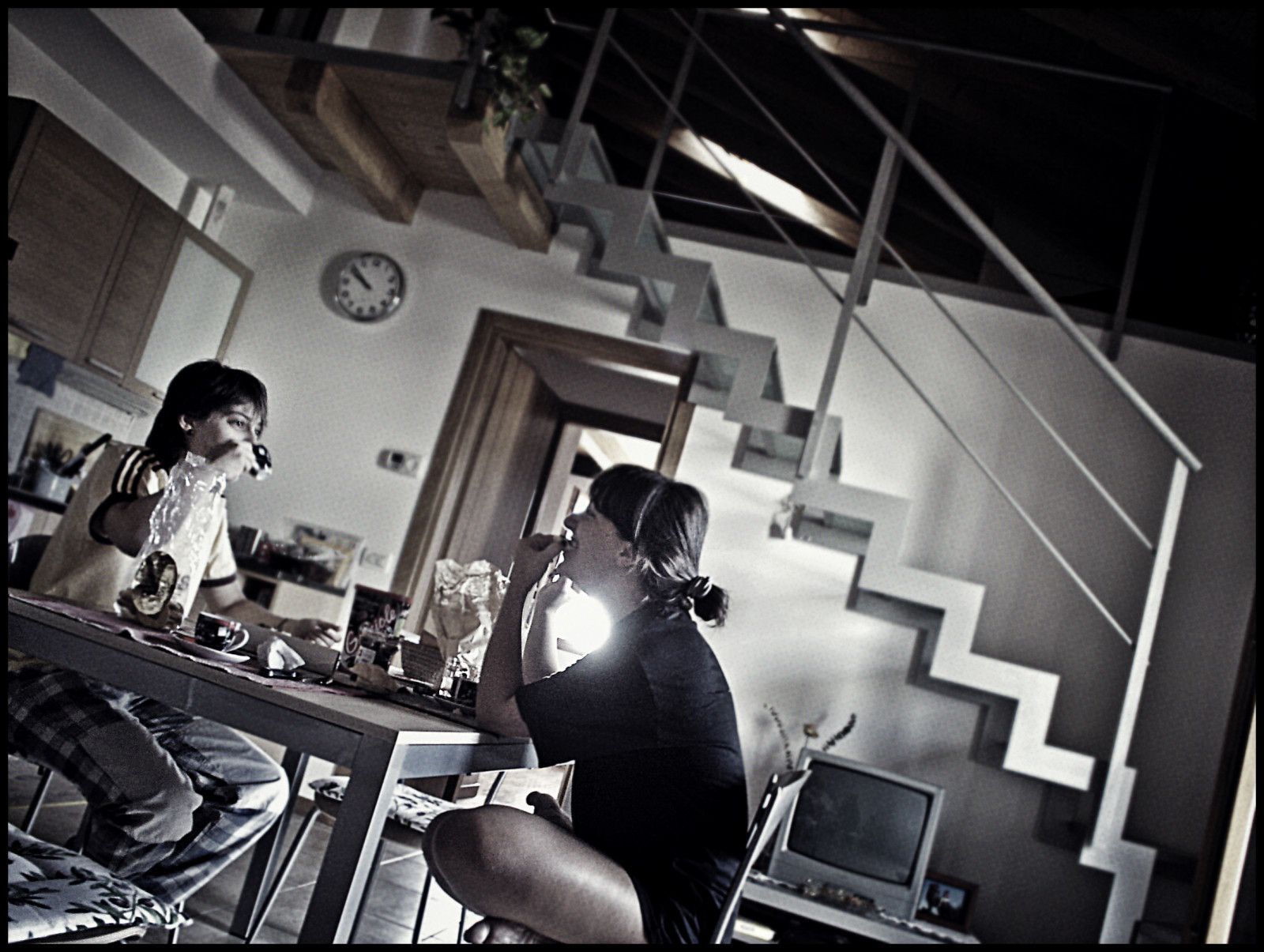 สีขาว, สถาปัตยกรรม, ดู, ผนัง, การถ่ายภาพ, ตาราง, บ้าน, กาแฟ, เช้า, ครัว, เทคโนโลยี, หางม้า, ประตู, อาหารเช้า, นูเทลล่า, บันได, วันหยุด, โทรทัศน์, กิน, สตูดิโอ, ขนาด, Coda, เบา, สำรวจ, นาฬิกา, ในร่ม, เก้าอี้, บ้าน, Bianco, Luce, architettura, คาซ่า, vacanze, ลอร่า, เสื้อยืด, porta, ห้องใต้หลังคา, Mattina, ดำและขาว, Muro, sedie, คาเฟอีน, โทรทัศน์, orologio, cucina, parete, Tolo, Dado, Irma, halftone, udfaccioni, colazione, โทรทัศน์, pigiama, isg, soppalco, termostato, Mangiando, session musician, film studio