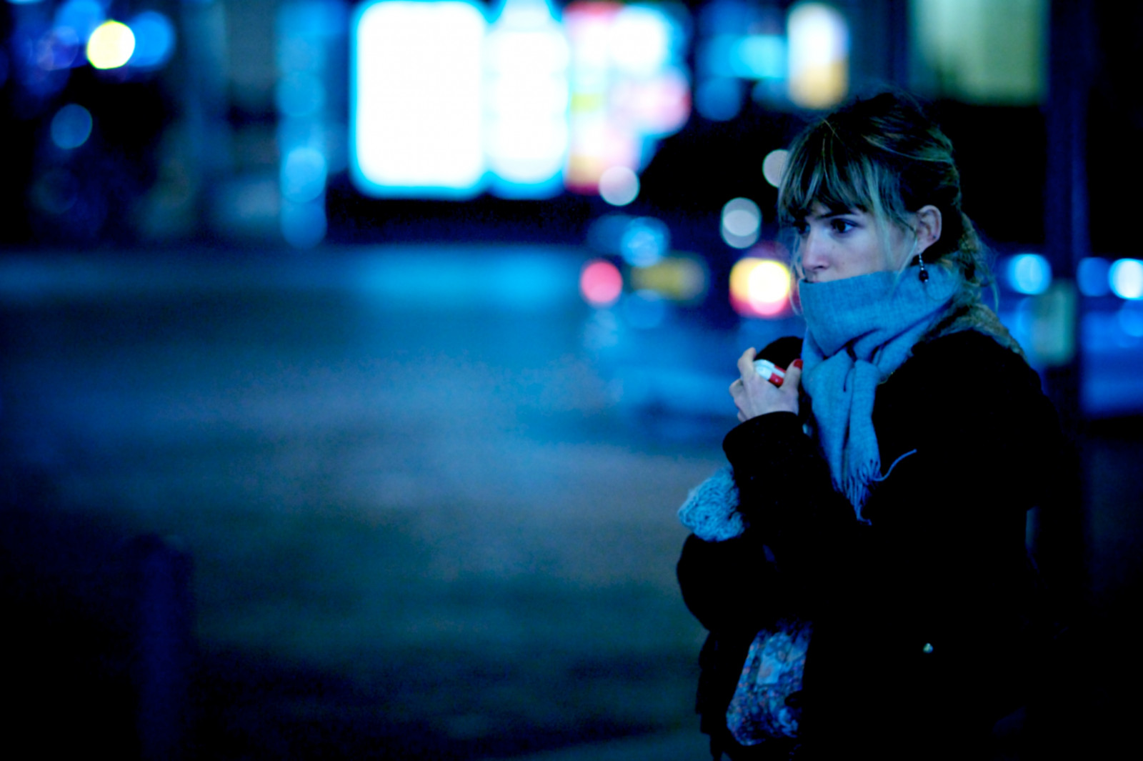 Wallpaper Lights Portrait Dark Street Night Blue Cold Evening Scarf Phone Bokeh Paris Midnight Light Scene Girl Woman Lighting Dof Fun Human Photograph Darkness Candid Snapshot Canoneos1dmarkiii Canonef85mmf12liiusm Flash