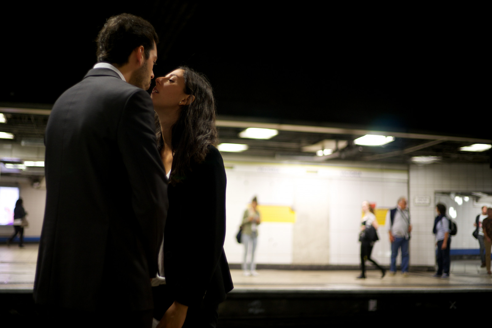 London, nat, køretøj, par, teknologi, Offentlig, underjordisk, romantik, f14, kys, Voigtlander, 40mm, interaktion